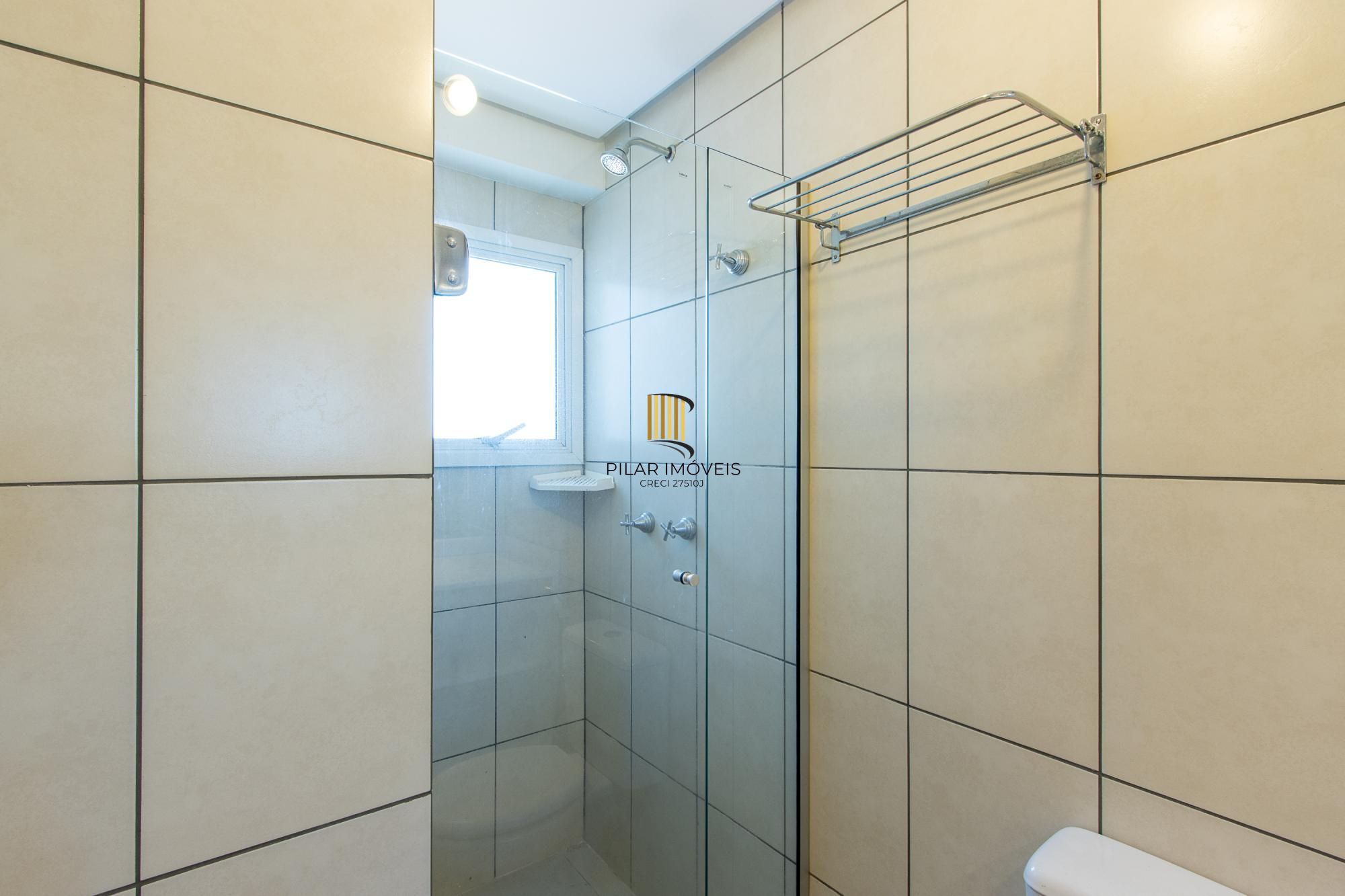 Cobertura de 3 dormitórios, 1 suíte e duas vagas de garagem no bairro Cristal.