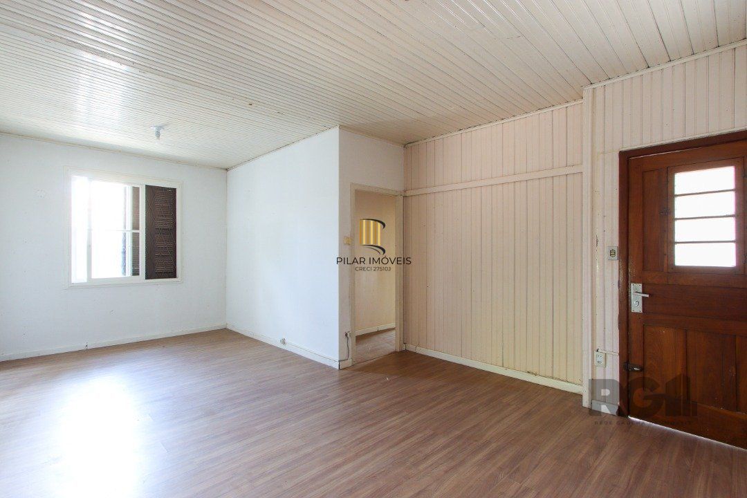 Casa mista com 4 dormitórios, 2 banheiros, 1 lavabo e 3 vagas a uma quadra da Av. Guaíba