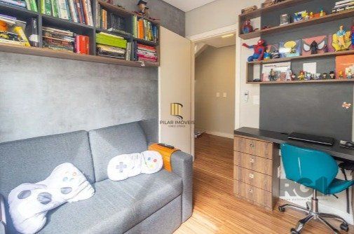 Casa impecável e mobiliada, com 3 niveis, possui 3 dormitórios sendo 1 suíte, 4 banheiros