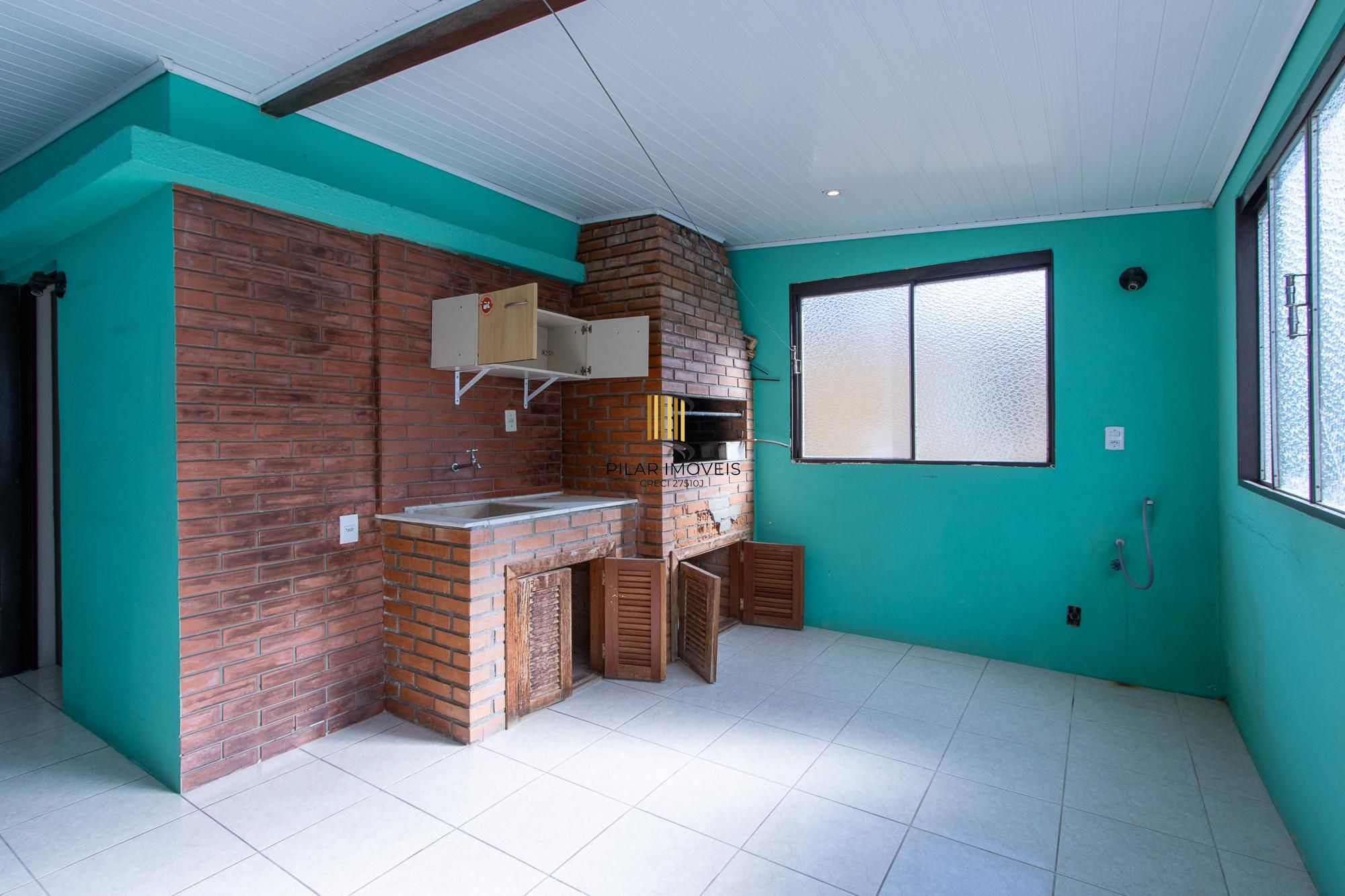 Casa de condomínio, 3 dormitórios, 1 suíte, 1 vaga coberta, no bairro Cristal.