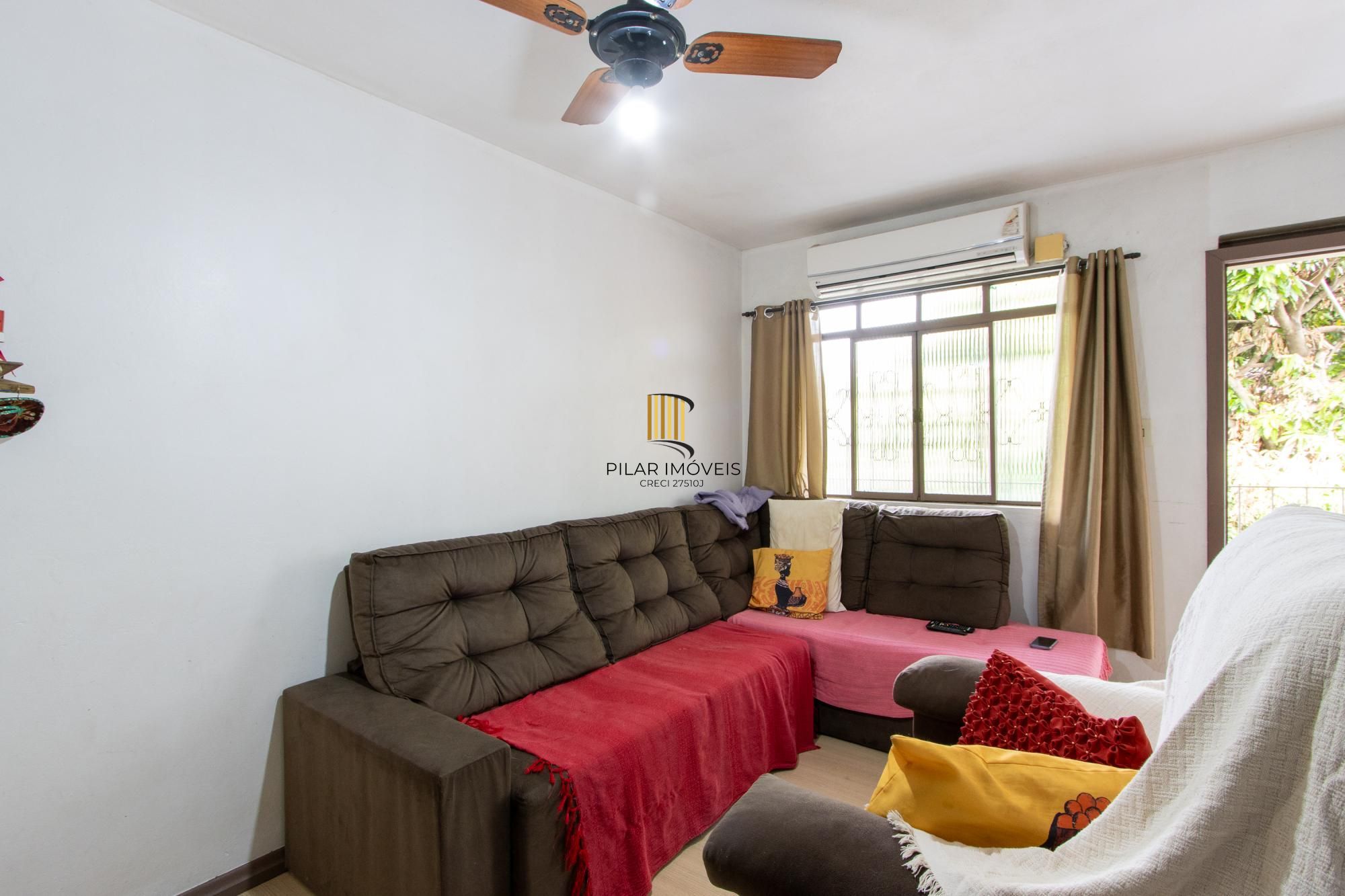Casa ampla de 2 pavimentos com 4 dormitórios, 1 suite e 4 vagas no bairro Santa Tereza!