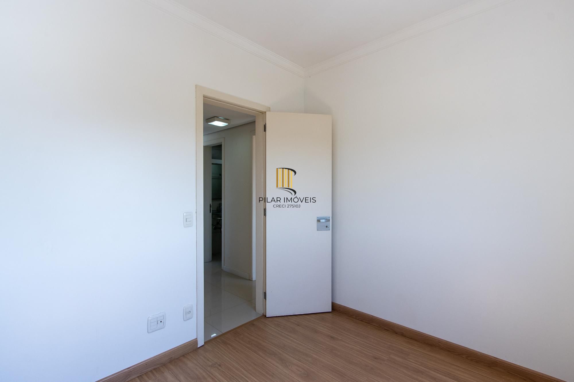 Cobertura de 3 dormitórios, 1 suíte e duas vagas de garagem no bairro Cristal.