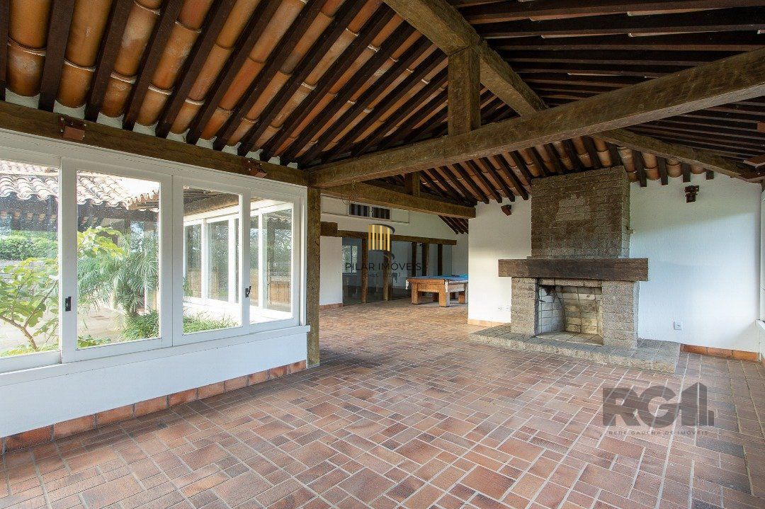 Casa Condomínio a Venda - 880m², 5 dormitórios, sendo 2 suítes, a master com lareira, 4 vagas - Cavalhada