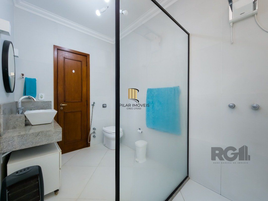 Casa 4 dormitórios no bairro Glória