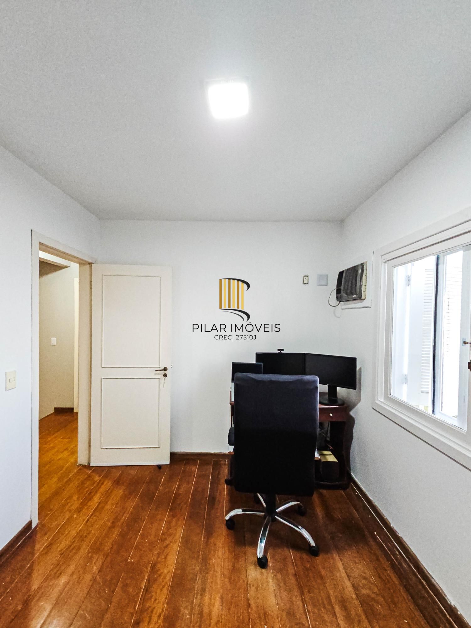 Casa na Vila Conceição, 3 dormitórios, 1 suíte, churrasqueira, lareira, 4 vagas, piscina aquecida e vista perene para o Rio.