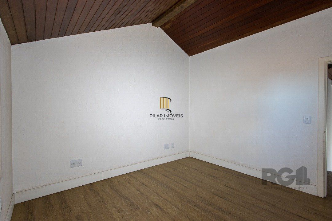 Casa Condomínio a Venda - 880m², 5 dormitórios, sendo 2 suítes, a master com lareira, 4 vagas - Cavalhada