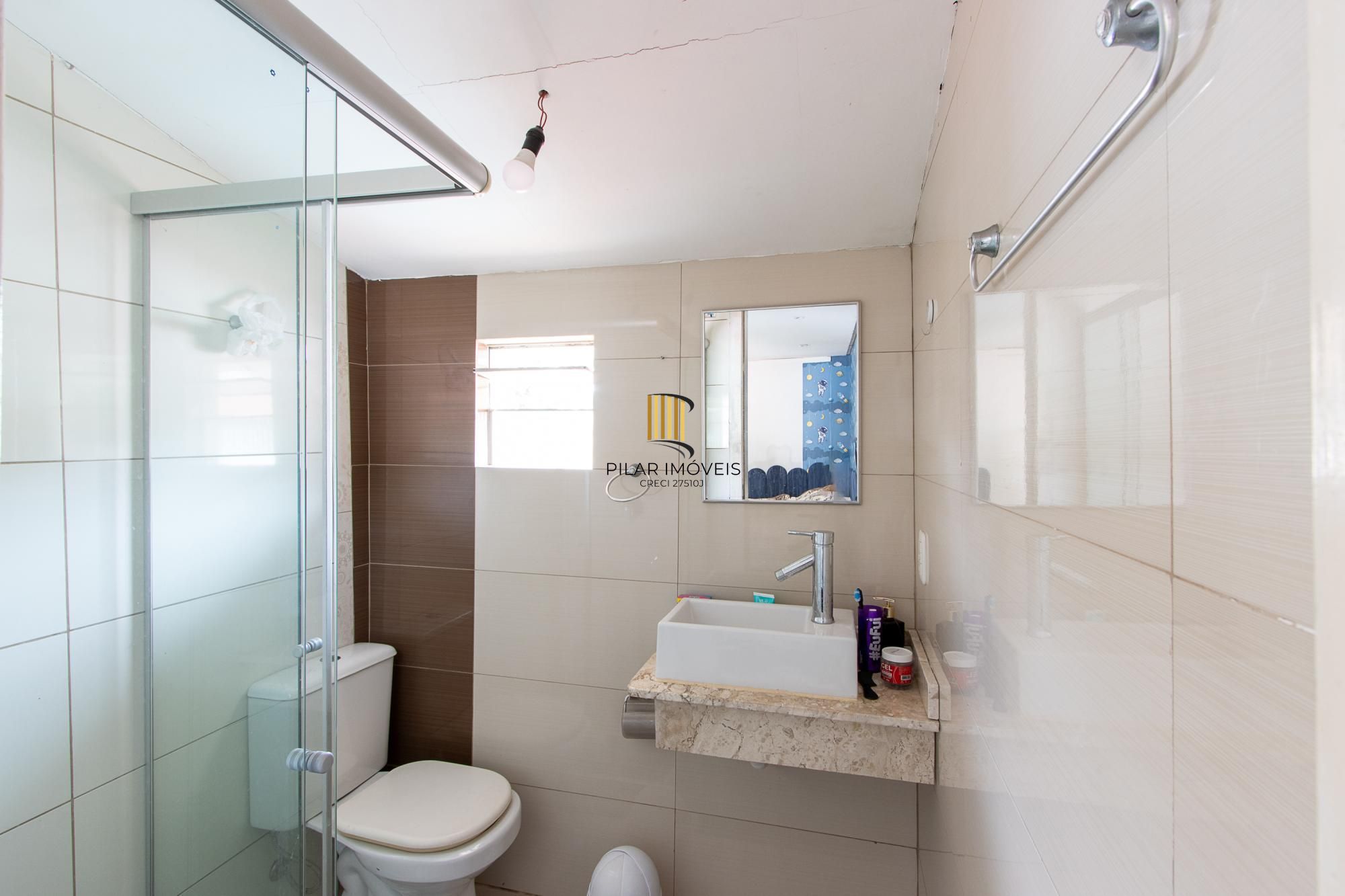 Casa de 4 dormitórios, 2 suítes, piscina, pátio e 2 vagas de garagem.