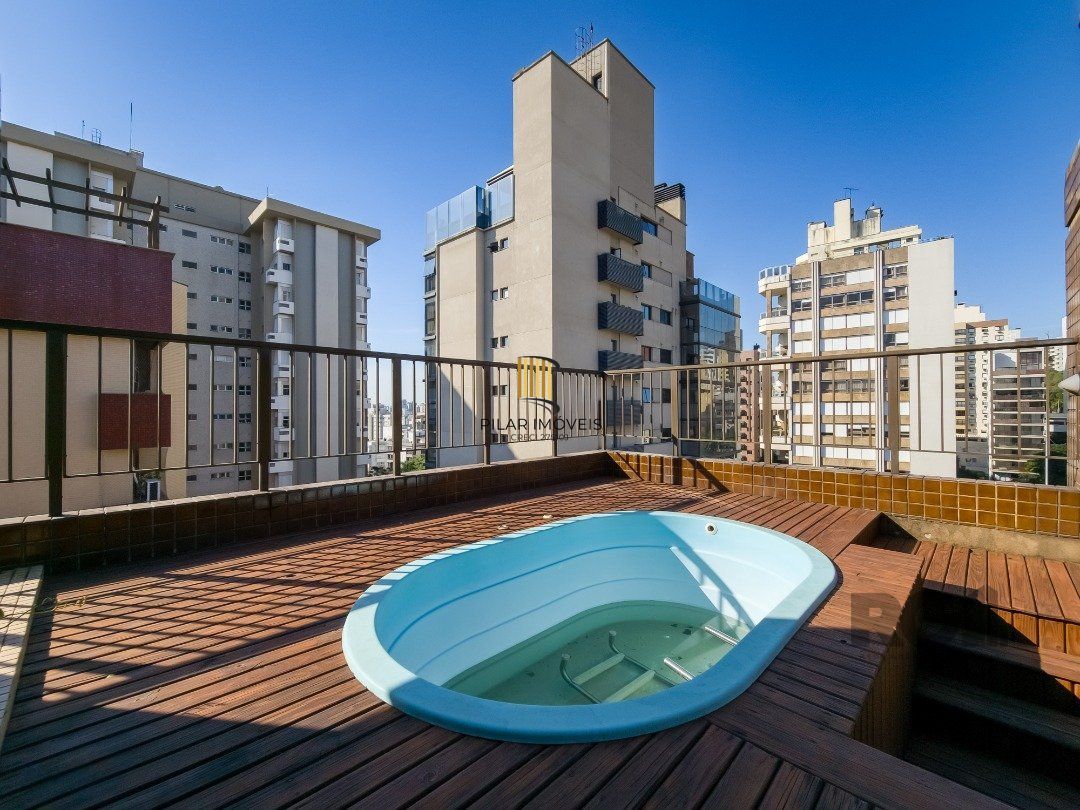 Cobertura com 222m² privativos, 3 quartos, 1 suite, lareira, piscina, 2 vagas no Bairro Rio Branco