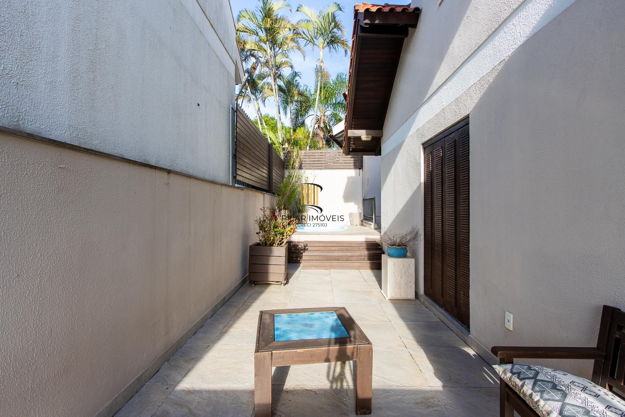 Excelente casa de 3 dormitórios, 1 suíte, pátio, piscina e vaga para 2 carros cobertas.