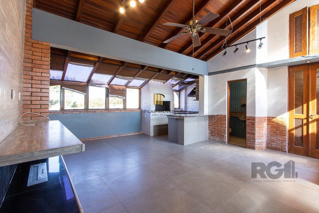 Excelente casa de 3 andares em condomínio fechado