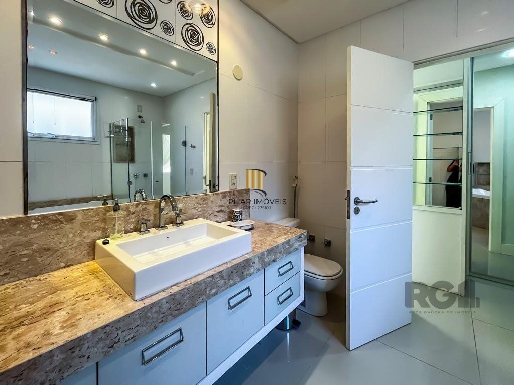 casa Alto Padrão com 239m² privativos, mobiliada e totalmente iluminada.
