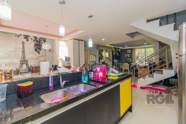 Possui 3 dormitórios sendo 1 ampla suíte com closet e sacada, living em conceito aberto,  cozinha integrada
