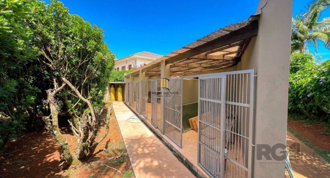 Casa à beira do lago na área central do condomínio com 4 suites