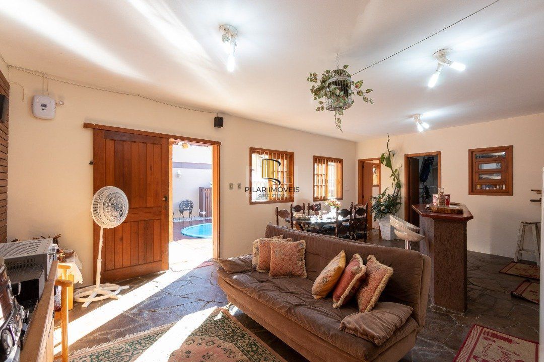 Casa com piscina para Venda , 4 quartos, sendo 1 suite, 3 vagas