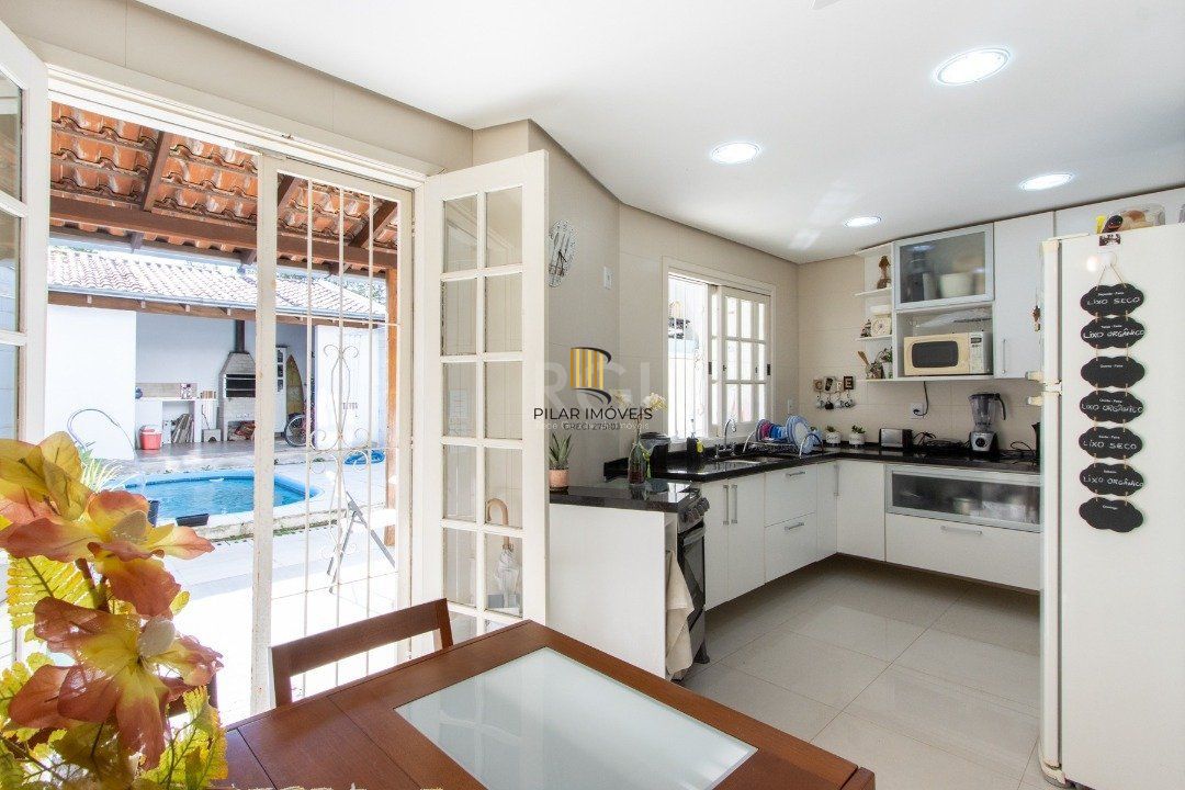 Casa 3 dormitórios no bairro Guarujá