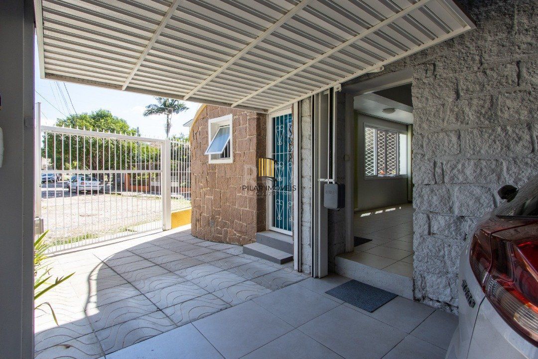 Sobrado à venda no Bairro Medianeira, reformado, 3 quartos, lareira, churrasqueira, 3 vagas