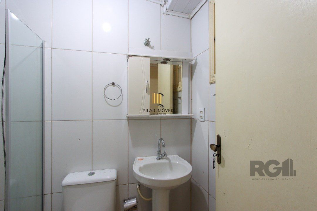 Casa com 109m² de área privativa, possui 02 dormitórios, living para 2 ambientes, cozinha, 2 banheiros