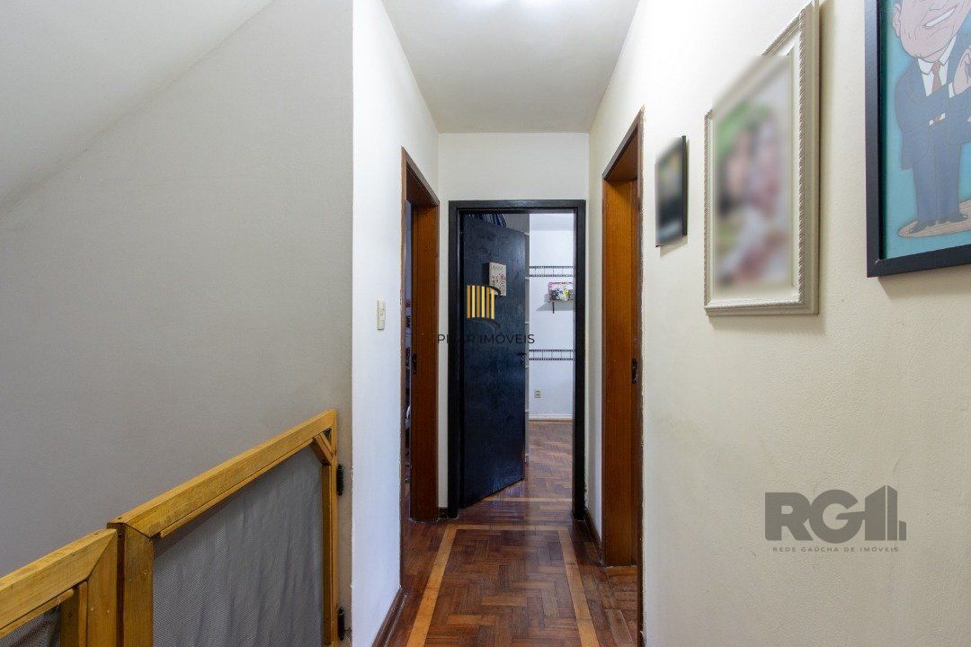 Casa no bairro Cristal, Possui 4 dormitórios, sendo 1suíte, closet e banheira de hidromassagem, com possibilidade de um podendo 1 dormitórios extra.