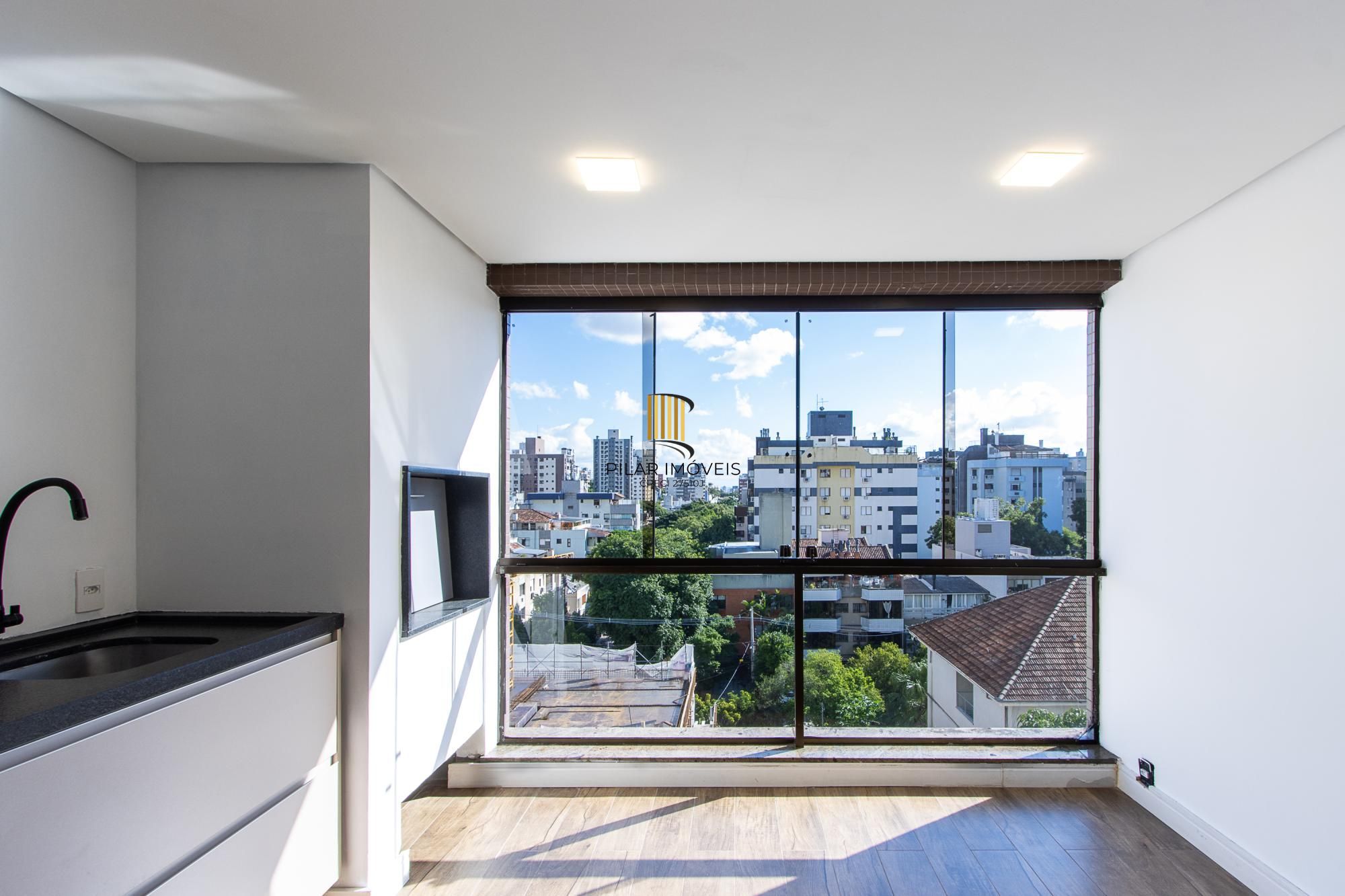 Apartamento com 114.02m², 3 dorm, Petrópolis com lareira e churrasqueira