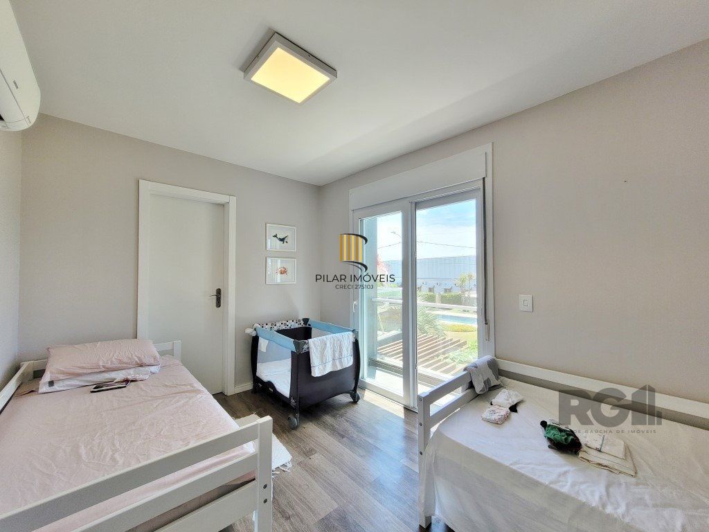 Excelente Sobrado de esquina,  com vista para o lago,  próximo ao clube social, no Condomínio Acqualina Beach,  localizado na praia de Maristela , em Xangri-La,.  Possui 4 dormitórios, sendo 3 suítes,
