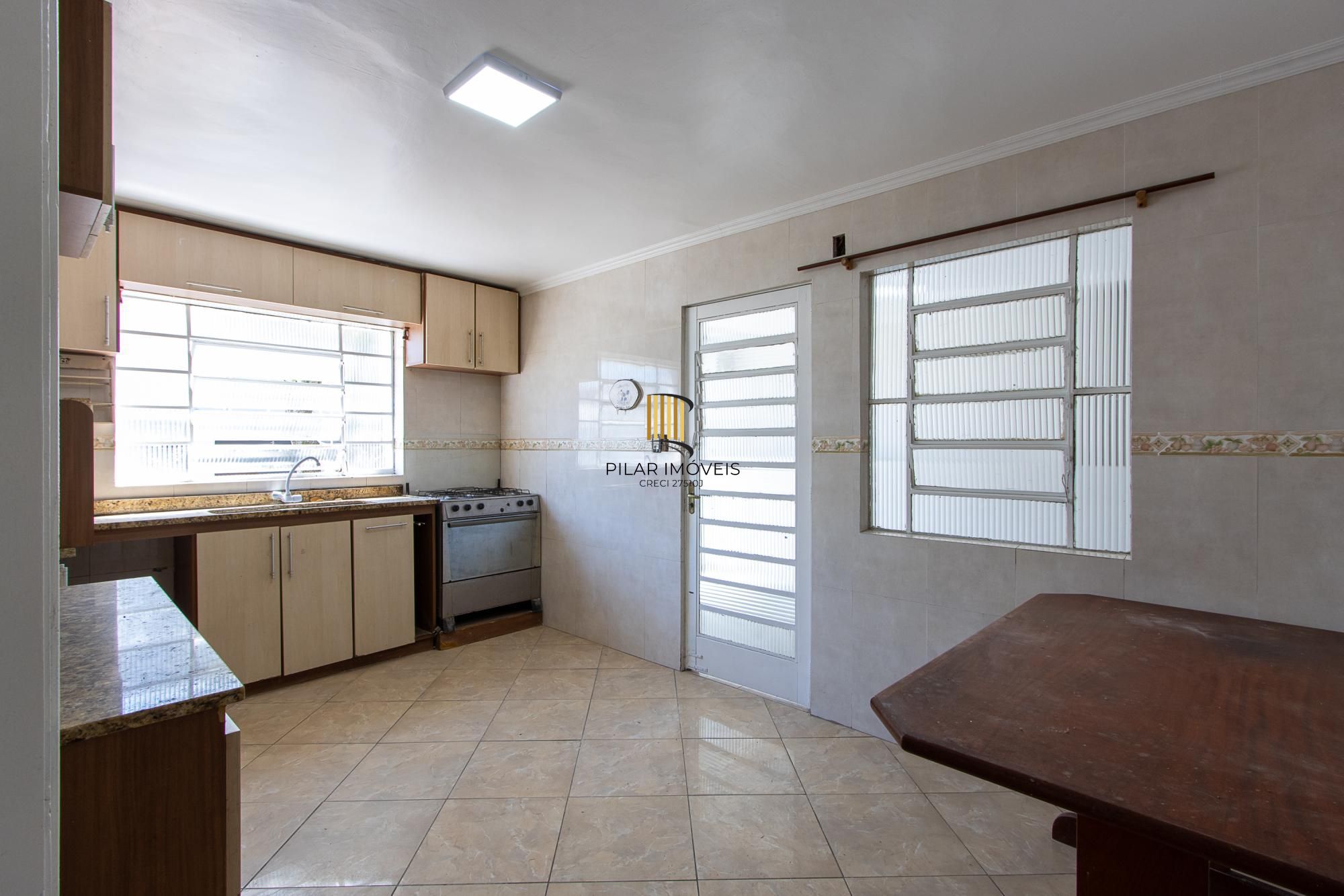 Casa de alvenaria, com 3 quartos, 1 suíte e 3 vagas de garagem.