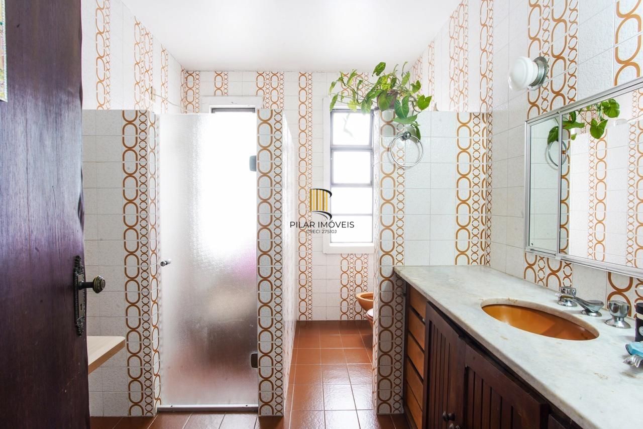 Casa com 300m², localizada na zona sul de Porto Alegre, com lareira, piscina e 3 vagas de garagem cobertas.