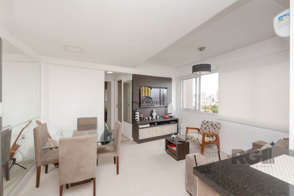 Apartamento andar alto que possui 2 dormitórios, sendo 1 súite, living para 2 ambientes, cozinha mobiliada, banheiro auxiliar
