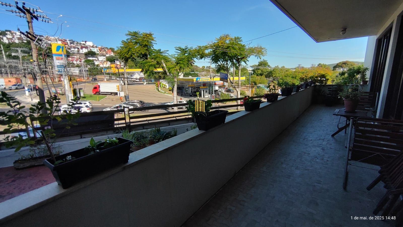 Apartamento de 4 dormitórios, 2 suítes, sacada, living para 2 ambientes bem amplo.