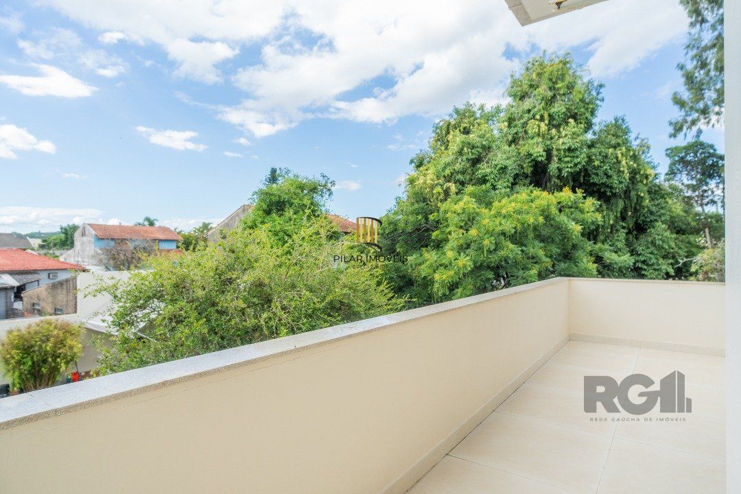 Casa semimobiliada e possui 3 suítes (sendo 1 delas master com closet e hidro)
