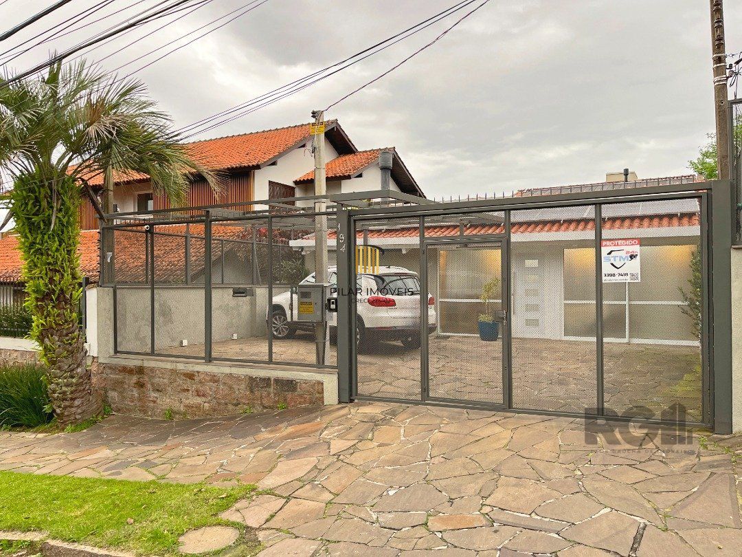 Casa  com Sobrado reformado, de dois pisos, com 3 dormitorios sendo duas  suítes
