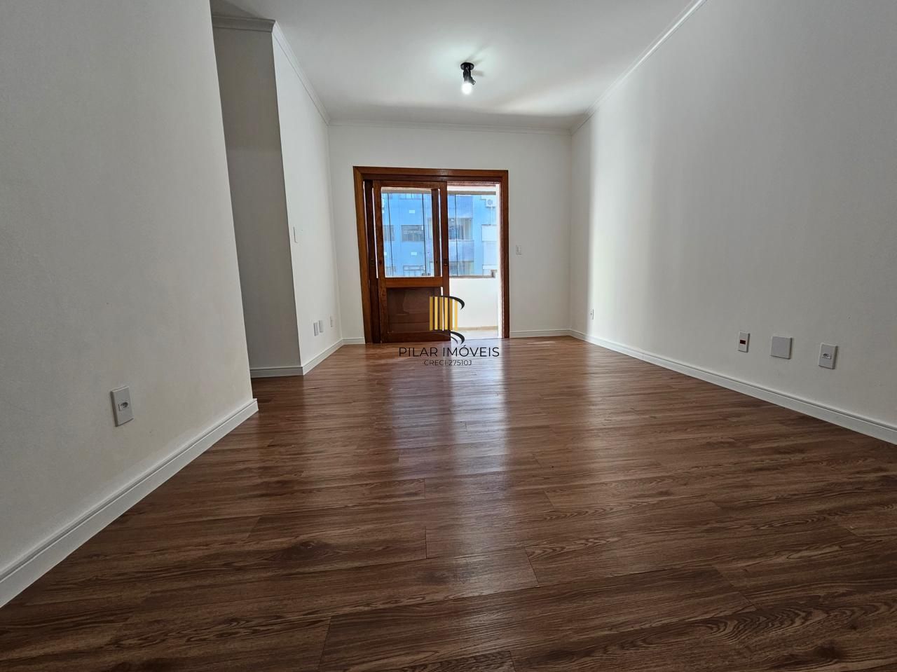 Apto com 2 dormi ,sacada com churrasq e garagem
