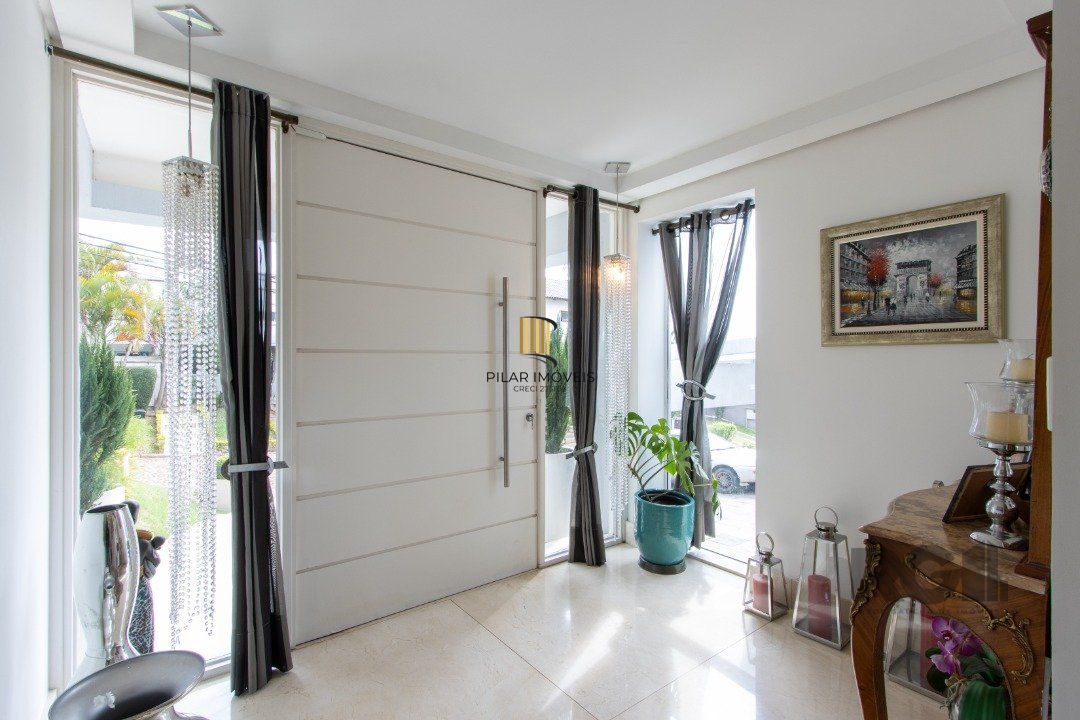 Casa em condominio . com 6 suites, sendo 3 suítes master com closet e hidro.