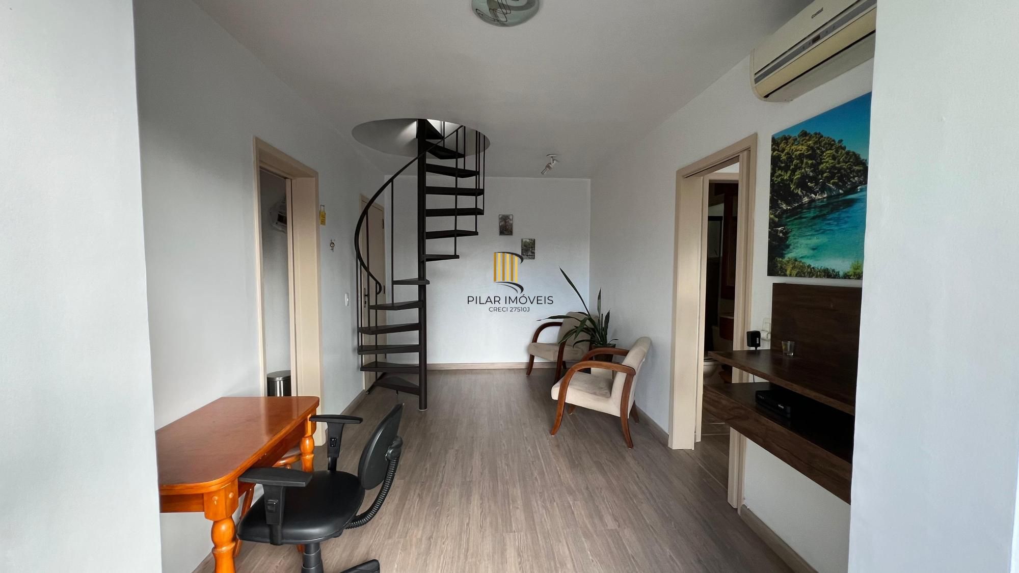 Cobertura no bairro Menino Deus com 01 dormitório sendo suíte