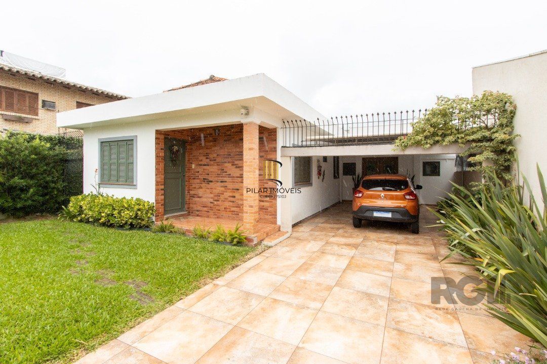 Casa térrea, 3 quartos, edícula, com 2 suites, pátio - Bairro Guarujá