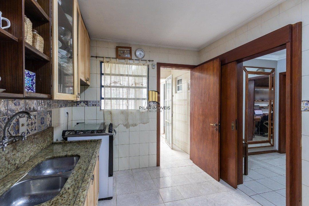 Casa para Venda com 3 dormitórios, sendo 1 suites e 4 vagas no bairro Ipanema