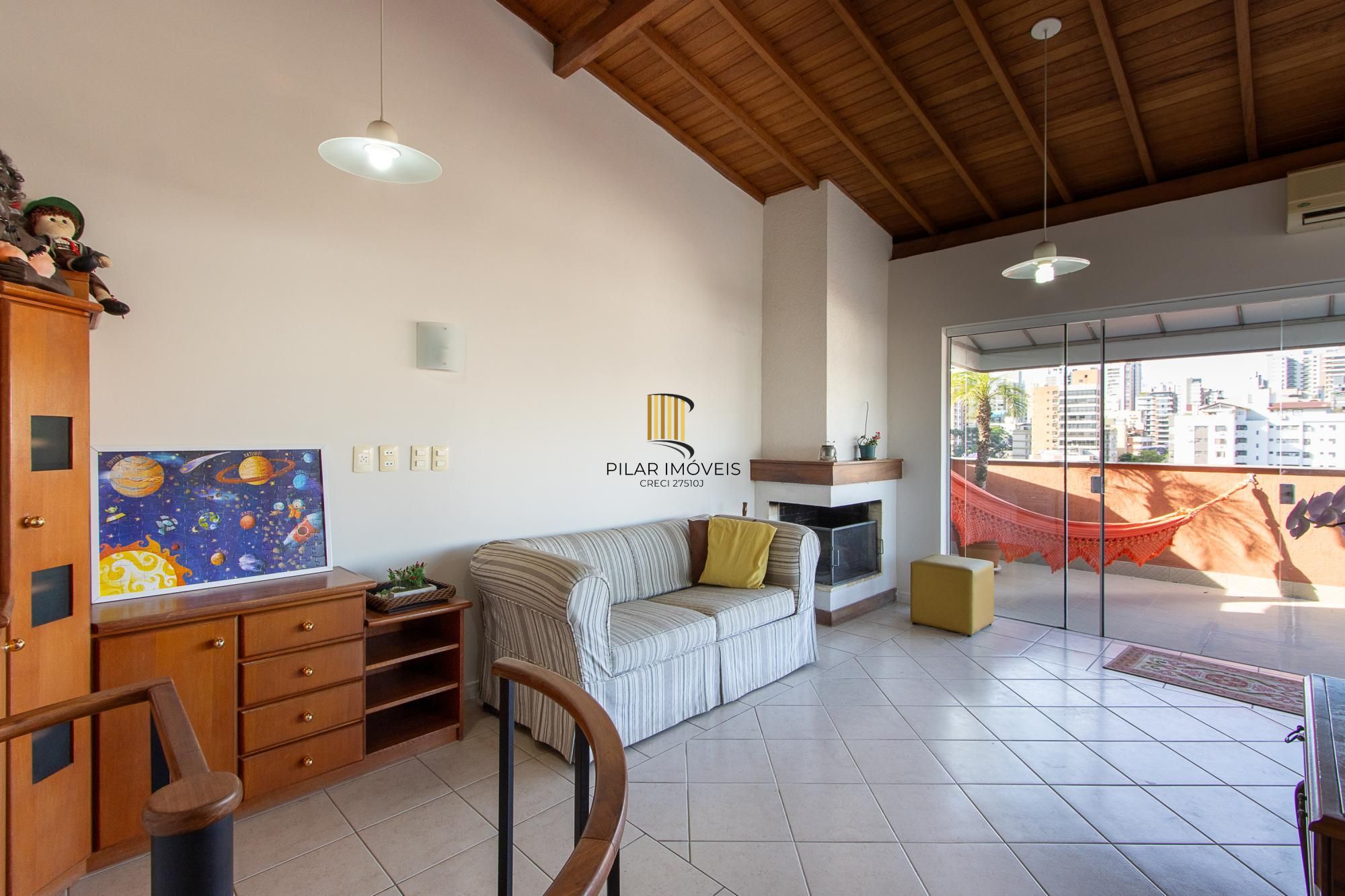 Cobertura com 2 dormitórios, incluindo 1 suíte.