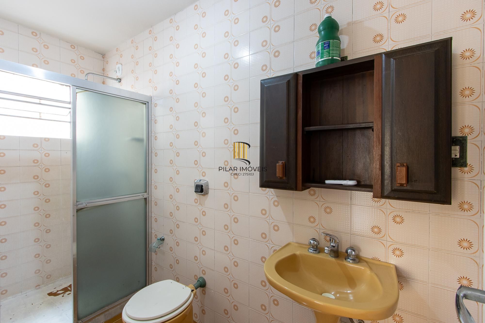 Casa de condomínio, 3 dormitórios, 1 suíte, 1 vaga coberta, no bairro Cristal.