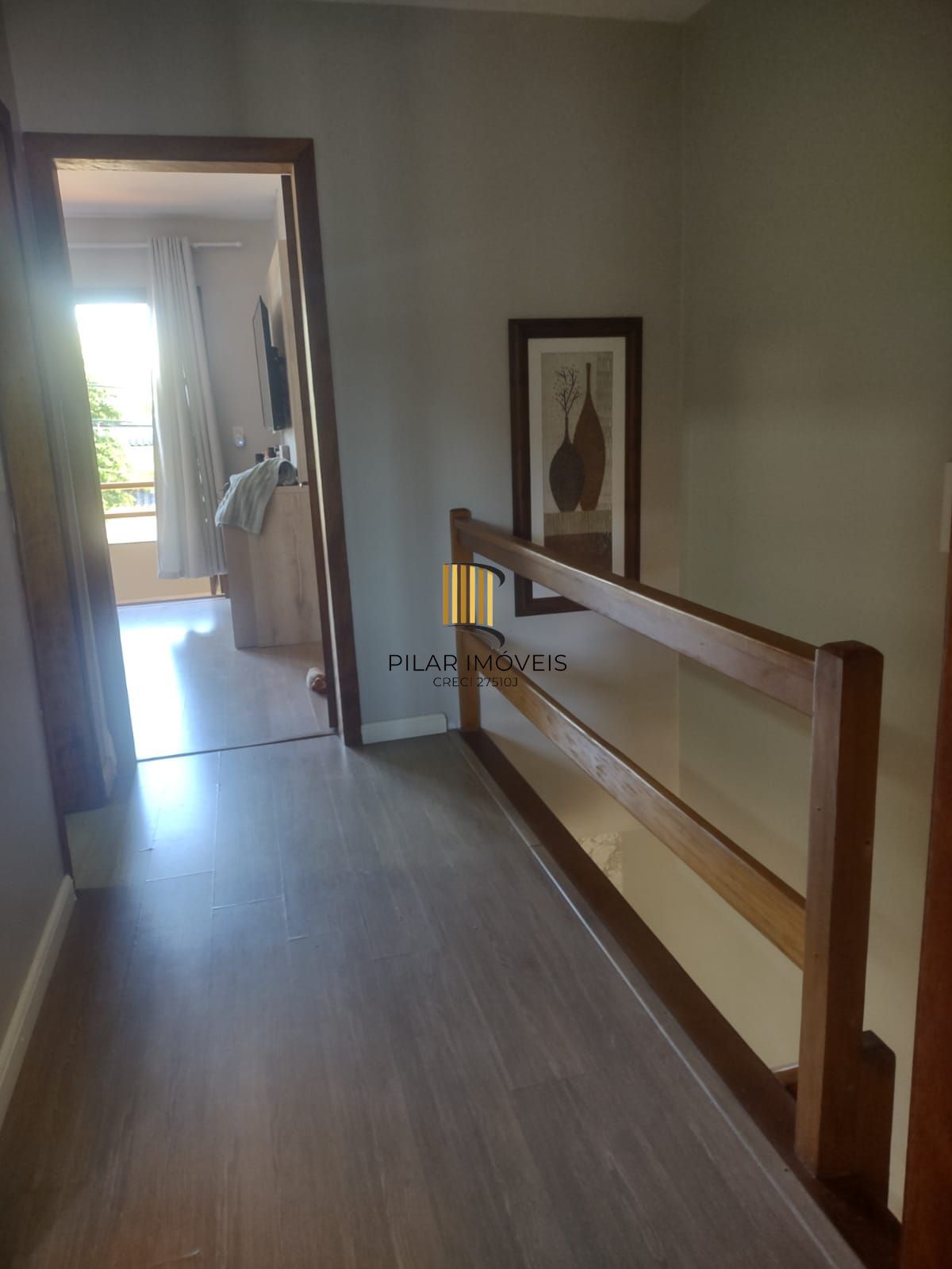 Casa de condomínio, 3 quartos, 1 suíte, piscina e 2 vagas de garagem;