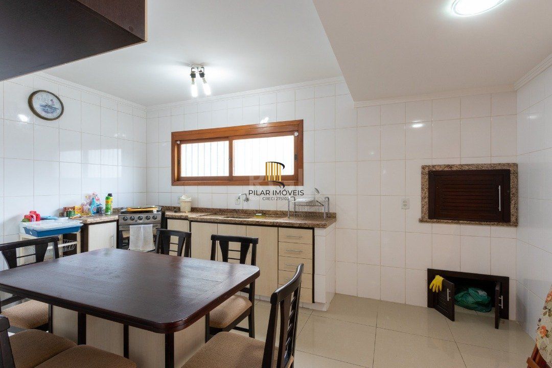 Casa para Venda - 247m², 3 dormitórios, sendo 1 suites, 4 vagas - Vila Nova