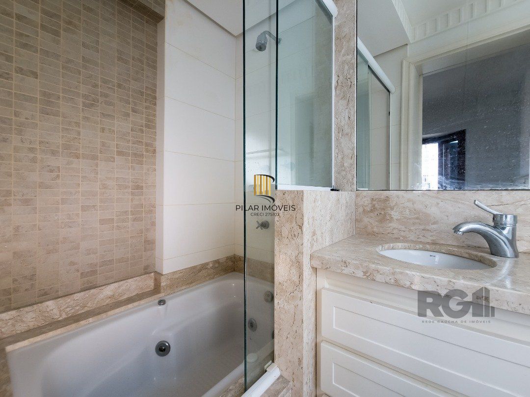 Cobertura com 222m² privativos, 3 quartos, 1 suite, lareira, piscina, 2 vagas no Bairro Rio Branco