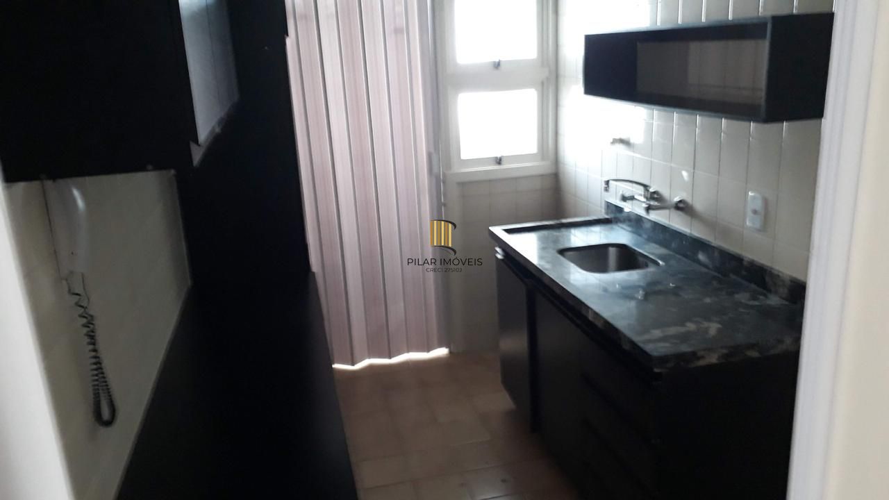 Cobertura com 137m², no Bairro Cristal, de 2 dormitórios, sento uma suíte, ampla sacada, churrasqueira, vista panorâmica, vaga coberta.
