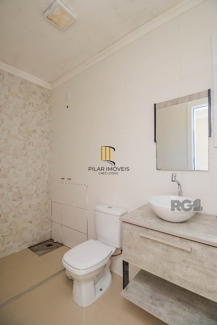 Sobrado, 185 metros quadrados privativo, com 3 quartos, 1 suíte, Living e cozinha integrados, lareira, churrasqueira, lavabo e 2 vagas de garagem.                       e 2 vagas de garagem