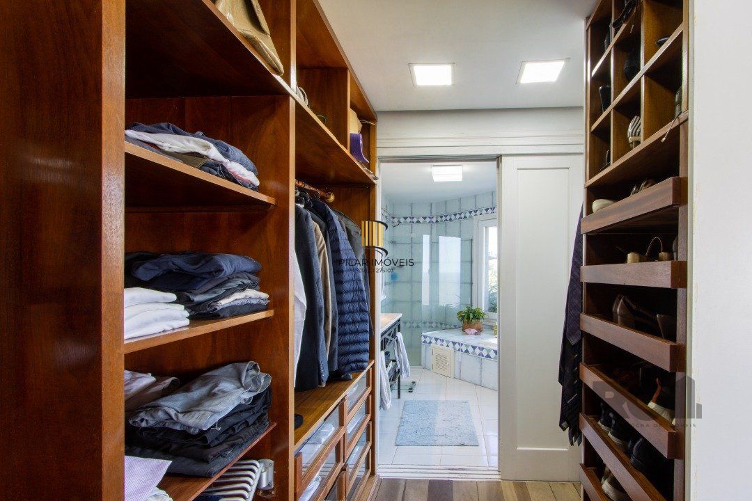 Casa deslumbrante vista do Guaiba, 3 dormitórios, sendo 1 suite master com closet e banheira de hidro com vista para o rio