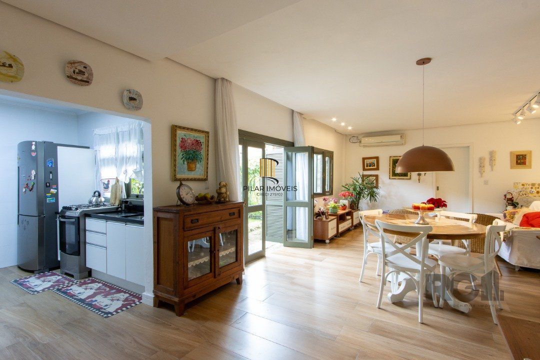 Casa térrea, 3 quartos, edícula, com 2 suites, pátio - Bairro Guarujá