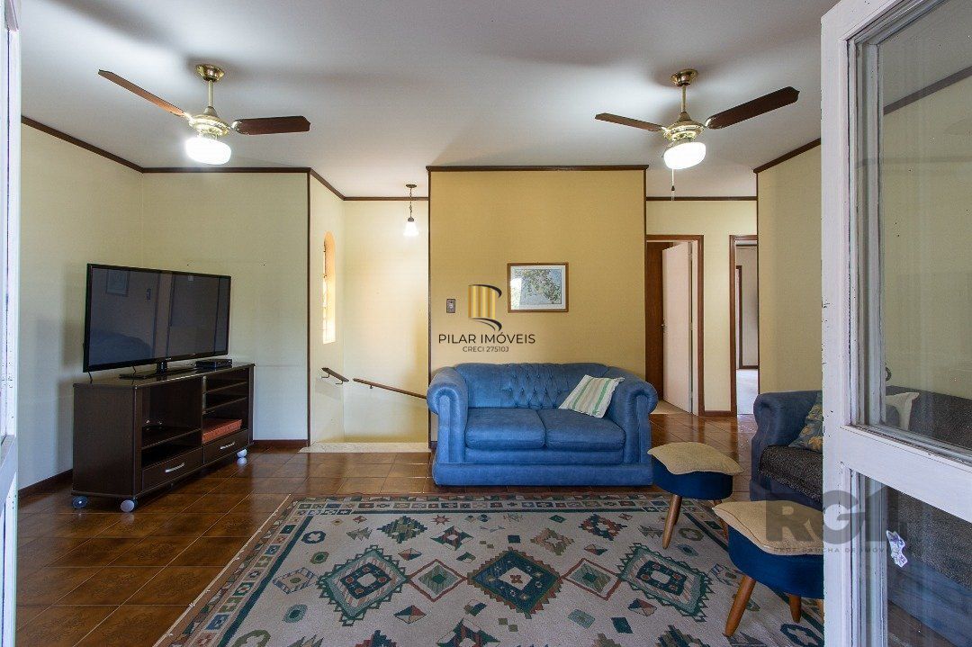 Casa com 4 quartos, suíte, churrasqueira, lareira, garagem coberta e lindo jardim.