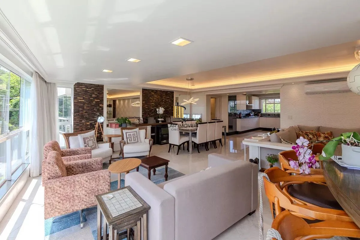 Apartamento com 3 dormitórios, 2 vagas e 231.61m² - Bairro Menino Deus