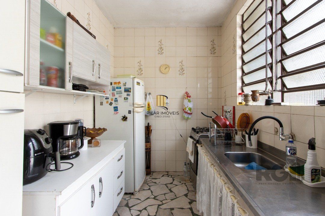 Casa térrea, 3 quartos, 2 banheiros, com pátio no Bairro Cavalhada