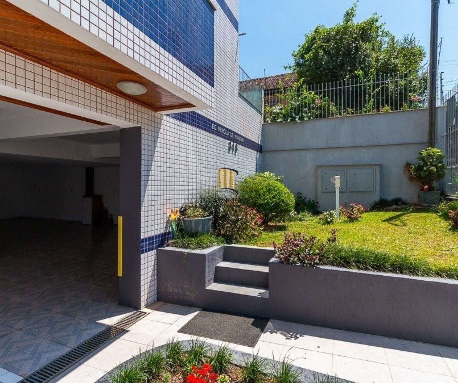 Apartamento de 2 dormitórios, 1 suíte, closet e 2 vagas de garagem .