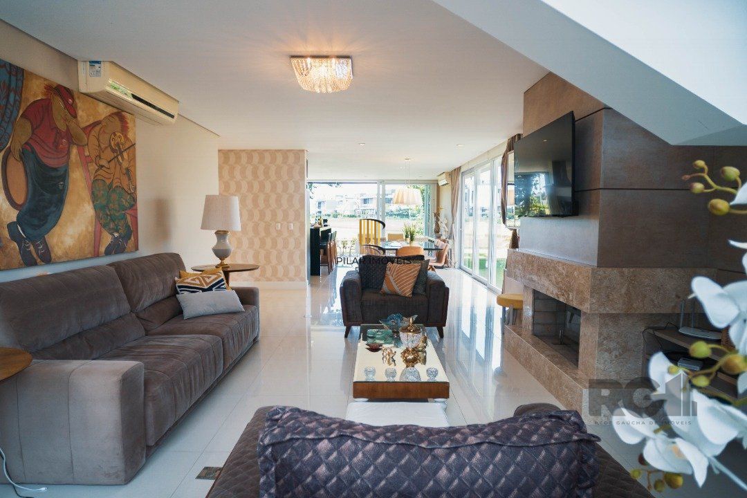 Oportunidade Única! Casa em Condomínio à Beira do Lago com 4 Suítes, sendo uma Térrea e uma Suíte Master Espetacular!