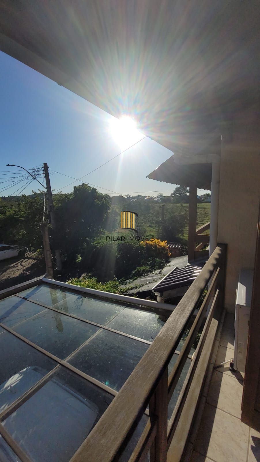 A casa possui 78m² de área construída, com um adicional de 20m²